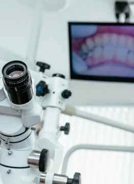 Лечение зубов под микроскопом.